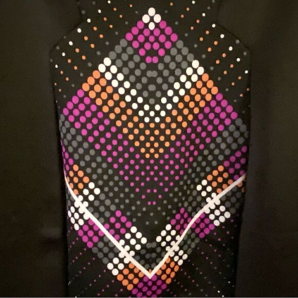 Madison Leigh Women’s Stretchy Dress, size 6. (D10) - Picture 3 of 8